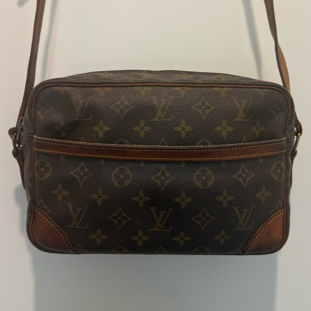 AUTHENTIC Louis Vuitton Trocadero 27 Crossbody Bag - Picture 2 of 16
